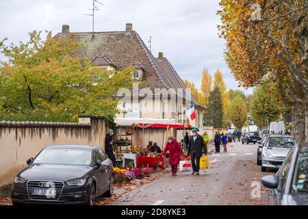 Straßburg, Frankreich - 1. Nov 2020: Seniorenpaar verlässt den Friedhof in Frankreich am Allerheiligen während der zweiten Welle des Coronavirus Stockfoto