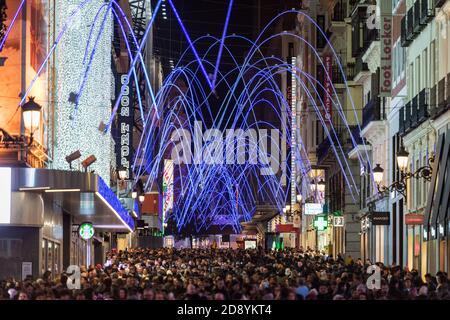 MADRID, SPANIEN - 4. JANUAR 2020: Menschenmassen versammeln sich in der calle Preciados in Madrid unter den Weihnachtslichtern. Stockfoto