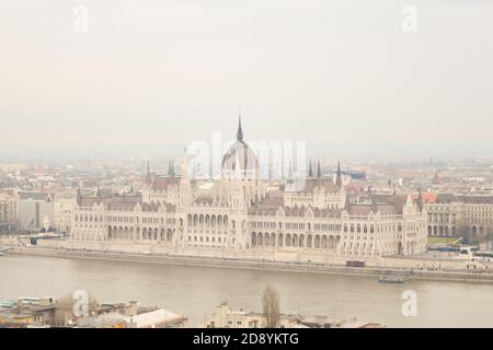 BUDAPEST, UNGARN - 29. DEZEMBER 2017: Ungarisches Parlamentsgebäude von Buda Seite am 29. Dezember 2017. Stockfoto