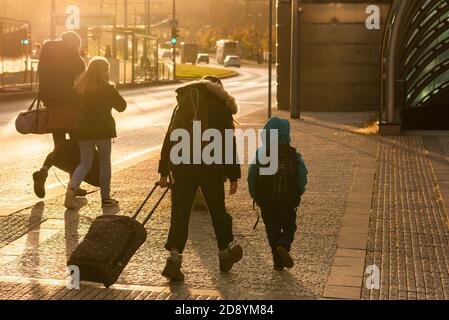 Familie mit Maske überquert die Straße an der U-Bahn-Station Hradcanska während der Quarantänezeit aufgrund des Ausbruchs von COVID-19 als Winter beginnt. Prag Stockfoto