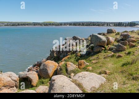 Schöne Küstenstadt Victor Harbor, Blick von Rocky Granite Island, South Australia Stockfoto