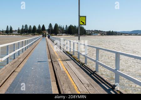 Der 630 Meter lange Damm von Victor Harbor nach Granite Island Mit Pferdestraßenbahn Stockfoto