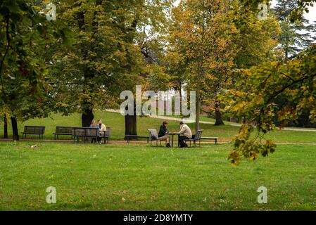 Die Leute reden und spielen Schach auf Letna Park in Herbst 2020 auf Prag 6 während Quarantänezeit wegen Ausbruch von COVID-19 als Winter ist starti Stockfoto