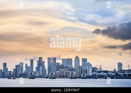 Großbritannien, London, städtische Skyline von Zentral-London. Fernsicht, beleuchtete Gebäude, CBD, Downtown District, Dämmerung, Vorstadtansicht Stockfoto