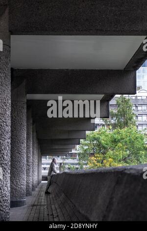 Großbritannien, London. Modernistische brutalistische Architektur im Wohnkomplex Barbican Estate, Architekten: Chamberlin, Powell und Bon, fertiggestellt in den 1970er Jahren Stockfoto