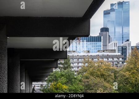 Großbritannien, London. Modernistische brutalistische Architektur im Wohnkomplex Barbican Estate, Architekten: Chamberlin, Powell und Bon, fertiggestellt in den 1970er Jahren Stockfoto