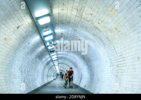 Großbritannien, London, Transport, Innenansicht des Greenwich Foot Tunnels, der Greenwich am Südufer mit Millwall (Tower Hamlets) im Norden verbindet Stockfoto