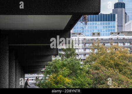 Großbritannien, London. Modernistische brutalistische Architektur im Wohnkomplex Barbican Estate, Architekten: Chamberlin, Powell und Bon, fertiggestellt in den 1970er Jahren Stockfoto