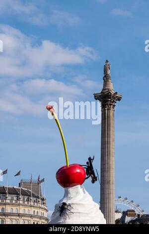 Großbritannien, London, Heather Phillipsons The End-Skulptur - ein Schlagsahne-Eisbecher mit einer riesigen Fliege, die auf dem vierten Sockel des Trafalgar Square schmilzt. 2020 Stockfoto