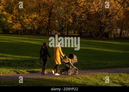 Zwei Frauen (eine mit einem Baby spazieren) genießen einen Spaziergang Herbst 2020 auf Prag 6, während der Quarantänezeit aufgrund des Ausbruchs von COVID-19 als Winter ist Stockfoto
