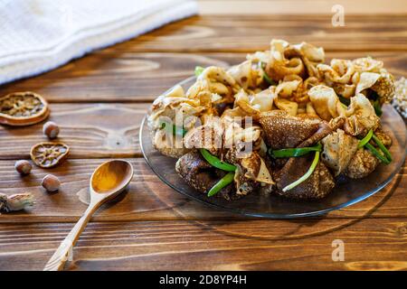 Pfannkuchen mit Füllung. Leckere Pfannkuchenkörbe mit Fleisch und Gemüse. Russische Volksküche. Stockfoto