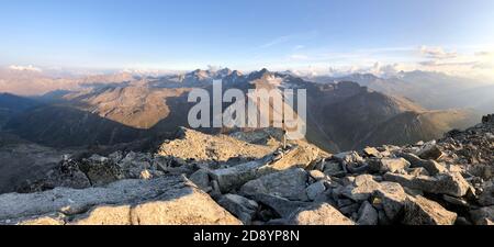 Panoramablick vom Berg Klein Furkahorn, Blick auf den Furkapass, Holzgipfel, Urner Alpen, Kanton Wallis und Uri, Schweiz Stockfoto