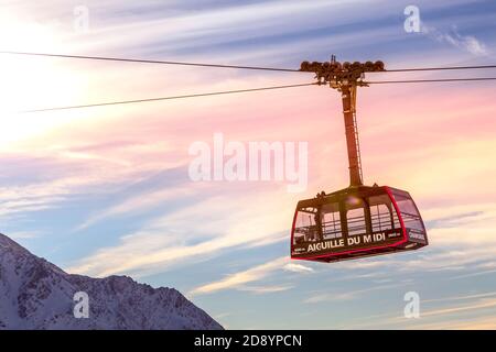 Chamonix Mont Blanc, Frankreich - 28. Januar 2015: Seilbahn von Chamonix zum Gipfel der Aiguille du Midi und rosa Sonnenuntergang Himmel, Französisch Alpen Stockfoto