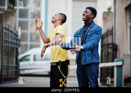 Zwei afrikanische männliche Freunde tanzen zusammen. Stockfoto
