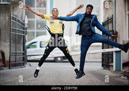 Zwei afrikanische männliche Freunde springen zusammen. Stockfoto