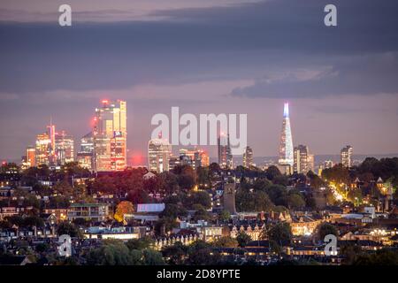 Großbritannien, London, städtische Skyline des Stadtzentrums von Muswell Hill. Fernansicht der Vorstadt, beleuchtete Gebäude, Shard, 22 Bishopsgate, CBD, Innenstadt, Dämmerung Stockfoto