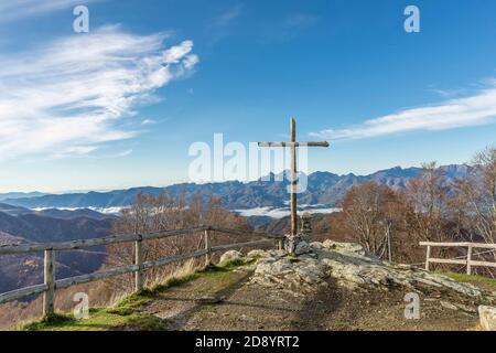 Luftaufnahme der Garfagnana in Morgennebel von San Pellegrino in Alpe, an der Grenze zwischen der Toskana und Emilia Romagna, Italien Stockfoto