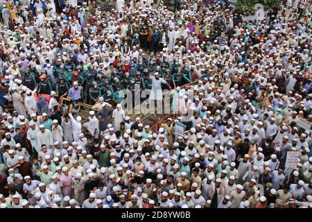 Muslimische Demonstranten werden während einer Anti-Frankreich-Demonstration in Dhaka gesehen.Tausende von Muslimen halten einen protestmarsch ab, der zum Boykott französischer Produkte aufruft und den französischen Präsidenten Emmanuel Macron für seine Äußerungen anprangert, die Karikaturen des Propheten Mohammed nicht aufzugeben. Macrons Bemerkungen kamen als Reaktion auf die Enthauptung eines Lehrers, Samuel Paty, außerhalb seiner Schule in einem Vorort außerhalb von Paris Anfang dieses Monats, nachdem er Karikaturen des Propheten Mohammed während einer Klasse gezeigt hatte, die er in der freien Meinungsäußerung leitete. Stockfoto