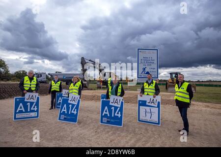 Wittenberge, Deutschland. Oktober 2020. Befürworter des Autobahnbaus beim Spatenstich für den Baubeginn der neuen Elbbrücke, die die Bundesländer entlang der künftigen Autobahn A14 in den Abschnitten Seehausen-Nord und Wittenberge verbindet. Die sogenannte nördliche Erweiterung der A14 ist seit Jahren geplant und gebaut. Die neue 155 Kilometer lange Strecke wird die bestehende A14 von Magdeburg aus mit Schwerin und der Ostsee verbinden. Quelle: Jens Büttner/dpa-Zentralbild/ZB/dpa/Alamy Live News Stockfoto