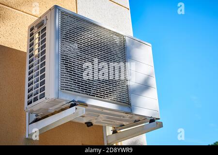 Klimaanlage und Heizung Maschine außerhalb eines Hauses, an der Fassade installiert. Kompressor. Lüfter Stockfoto