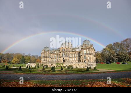 Bowes Museum, Barnard Castle, County Durham, Großbritannien. November 2020. Wetter in Großbritannien. Ein wunderschöner doppelter Regenbogen verleiht dem spektakulären Schloss im französischen Stil des Bowes Museums in Barnard Castle heute Morgen Farbe. Kredit: David Forster/Alamy Live Nachrichten Stockfoto