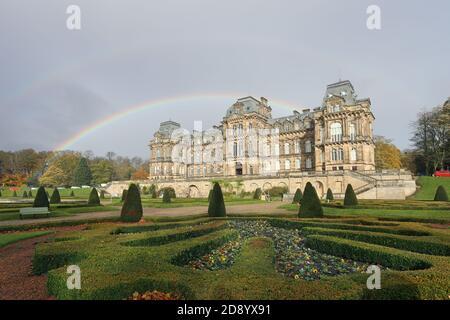 Bowes Museum, Barnard Castle, County Durham, Großbritannien. November 2020. Wetter in Großbritannien. Ein wunderschöner doppelter Regenbogen verleiht dem spektakulären Schloss im französischen Stil des Bowes Museums in Barnard Castle heute Morgen Farbe. Kredit: David Forster/Alamy Live Nachrichten Stockfoto