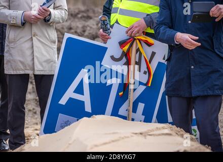 Wittenberge, Deutschland. Oktober 2020. Befürworter des Autobahnbaus beim Spatenstich für den Baubeginn der neuen Elbbrücke, die die Bundesländer entlang der künftigen Autobahn A14 in den Abschnitten Seehausen-Nord und Wittenberge verbindet. Die sogenannte nördliche Erweiterung der A14 ist seit Jahren geplant und gebaut. Die neue 155 Kilometer lange Strecke wird die bestehende A14 von Magdeburg aus mit Schwerin und der Ostsee verbinden. Quelle: Jens Büttner/dpa-Zentralbild/ZB/dpa/Alamy Live News Stockfoto