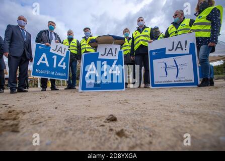 Wittenberge, Deutschland. Oktober 2020. Befürworter des Autobahnbaus beim Spatenstich für den Baubeginn der neuen Elbbrücke, die die Bundesländer entlang der künftigen Autobahn A14 in den Abschnitten Seehausen-Nord und Wittenberge verbindet. Die sogenannte nördliche Erweiterung der A14 ist seit Jahren geplant und gebaut. Die neue 155 Kilometer lange Strecke wird die bestehende A14 von Magdeburg aus mit Schwerin und der Ostsee verbinden. Quelle: Jens Büttner/dpa-Zentralbild/ZB/dpa/Alamy Live News Stockfoto