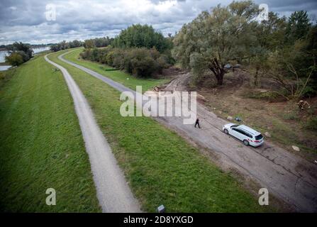 Wittenberge, Deutschland. Oktober 2020. Hinter dem Elbdeich soll die neue Elbbrücke, die die Länder verbindet, in den nächsten Jahren als Teil der künftigen Bundesautobahn A14 auf den Abschnitten Seehausen-Nord und Wittenberge errichtet werden. Die sogenannte nördliche Erweiterung der A14 ist seit Jahren geplant und gebaut. Die neue 155 Kilometer lange Strecke wird die bestehende A14 von Magdeburg aus mit Schwerin und der Ostsee verbinden. Quelle: Jens Büttner/dpa-Zentralbild/ZB/dpa/Alamy Live News Stockfoto