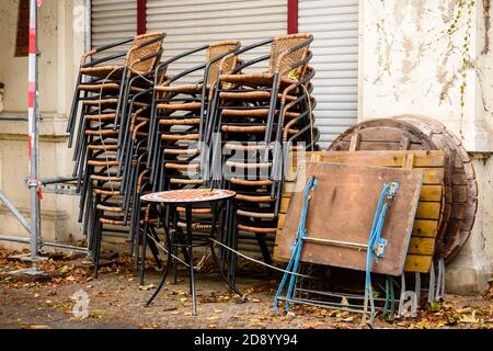 Berlin, Berlin, Deutschland. November 2020. Leere Tische und Stühle vor einer leeren Bar sind zu sehen, als der Berliner Senat weitreichende Einschränkungen für Bürger, Gastronomie, Kultur und Sport beschlossen hat. Sie setzt damit eine partielle Sperre um, die vom Bund und den Landesregierungen ab dem 2. November 2020 vereinbart wurde. Restaurants dürfen Speisen und Getränke nur zur Abholung anbieten oder liefern Zwischen 23.00 und 06.00 Uhr gibt es ein Verbot, Alkohol zu servieren und zu verkaufen. Quelle: Jan Scheunert/ZUMA Wire/Alamy Live News Stockfoto