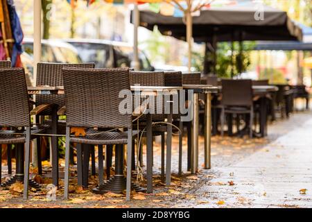 Berlin, Berlin, Deutschland. November 2020. Leere Tische und Stühle stehen vor einem leeren Restaurant, als der Berliner Senat weitreichende Einschränkungen für Bürger, Gastronomie, Kultur und Sport beschlossen hat. Sie setzt damit eine partielle Sperre um, die vom Bund und den Landesregierungen ab dem 2. November 2020 vereinbart wurde. Restaurants dürfen Speisen und Getränke nur zur Abholung anbieten oder liefern Zwischen 23.00 und 06.00 Uhr gibt es ein Verbot, Alkohol zu servieren und zu verkaufen. Quelle: Jan Scheunert/ZUMA Wire/Alamy Live News Stockfoto