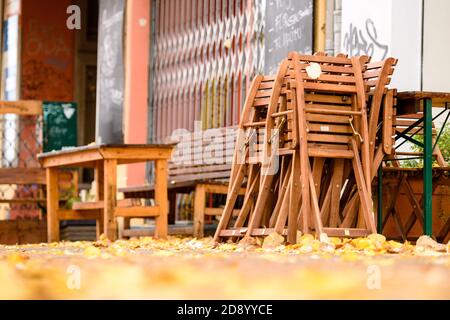 Berlin, Berlin, Deutschland. November 2020. Leere Tische und Stühle vor einer leeren Bar sind zu sehen, als der Berliner Senat weitreichende Einschränkungen für Bürger, Gastronomie, Kultur und Sport beschlossen hat. Sie setzt damit eine partielle Sperre um, die vom Bund und den Landesregierungen ab dem 2. November 2020 vereinbart wurde. Restaurants dürfen Speisen und Getränke nur zur Abholung anbieten oder liefern Zwischen 23.00 und 06.00 Uhr gibt es ein Verbot, Alkohol zu servieren und zu verkaufen. Quelle: Jan Scheunert/ZUMA Wire/Alamy Live News Stockfoto