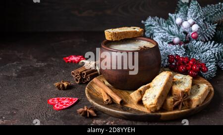 Italienische hausgemachte Biscotti oder Cantuccini mit Mandel und Rosinen und eine Tasse Kaffee auf Holzplatte. Traditionelle doppelt gebackene Plätzchen. Weihnachten oder Neu Stockfoto