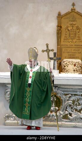 Brescia,Italien,8. November,Papst Benedikt XVI. Begrüßt und segnet die anwesenden Gläubigen nach der Feier der Messe und des Angelus auf dem Platz Paolo VI.,November Stockfoto