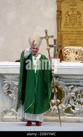 Brescia,Italien,8. November,Papst Benedikt XVI. Begrüßt und segnet die anwesenden Gläubigen nach der Feier der Messe und des Angelus auf dem Platz Paolo VI.,November Stockfoto