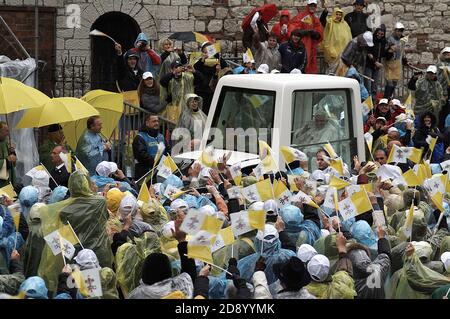 Brescia, Italien, 8. November, Papst Benedikt XVI. Kommt in Quare Paolo VI mit Die Popompbile Messe und Angelus zu feiern, begrüßt und bejubelt Die Tatsachen Stockfoto