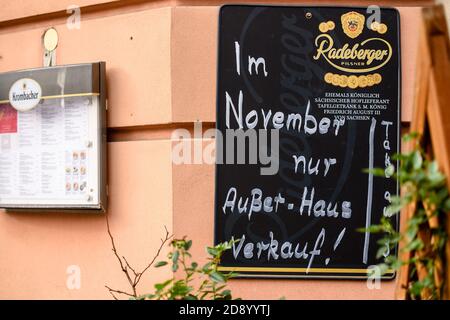 Berlin, Berlin, Deutschland. November 2020. Ein Vorstand mit der Aufschrift "im November nur Take-away-Service", wie der Berliner Senat weitreichende Einschränkungen für Bürger, Gastronomie, Kultur und Sport beschlossen hat. Sie setzt damit eine partielle Sperre um, die vom Bund und den Landesregierungen ab dem 2. November 2020 vereinbart wurde. Restaurants dürfen Speisen und Getränke nur zur Abholung anbieten oder liefern Zwischen 23.00 und 06.00 Uhr gibt es ein Verbot, Alkohol zu servieren und zu verkaufen. Quelle: Jan Scheunert/ZUMA Wire/Alamy Live News Stockfoto