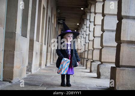 Das Stück Hall, Halifax. Thea Anderson (2) auf einem Halloween-Prozess im Stück Hall Halifax. Stockfoto