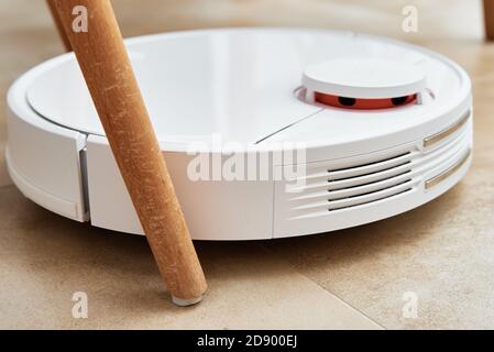 Roboter-Staubsauger Arbeiten auf dem Boden mit Möbeln, Hindernisse für Roboter-Staubsauger. Moderner, intelligenter Haushalt Stockfoto