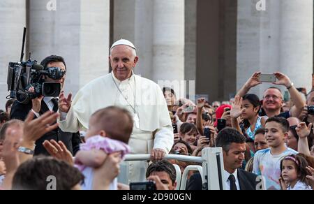 Rom, Italien. 14. Juni 2015: Papst Franziskus in der Menschenmenge im Petersdom in der Vatikanstadt in Rom, Italien. Der Papst grüßt die Gläubigen und begegnet ihnen in Th Stockfoto