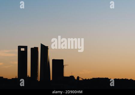 Sunset Finanzviertel von Cuatro Torres Türme Silhouette in Madrid, Spanien Stockfoto