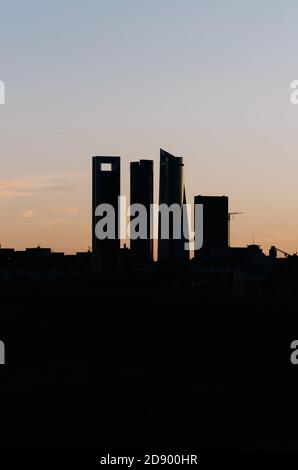 Sunset Finanzviertel von Cuatro Torres Türme Silhouette in Madrid, Spanien Stockfoto