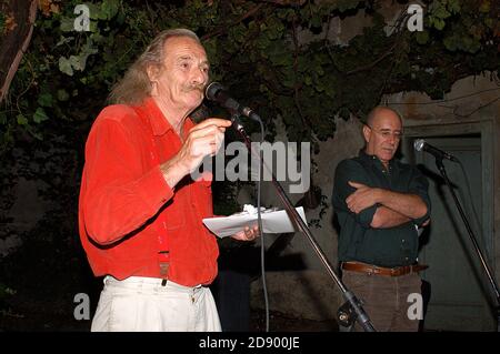 Brescia, Italien, September 18,2004, der Dichter der Beat Generation Jack Hirschman liest seine Poesie während seiner Performance in der Ausstellung "From Howe Stockfoto