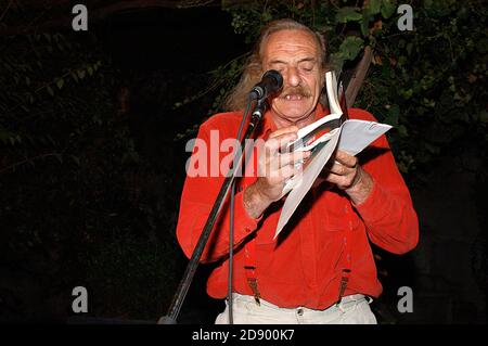 Brescia, Italien, September 18,2004, der Dichter der Beat Generation Jack Hirschman liest seine Poesie während seiner Performance in der Ausstellung "From Howe Stockfoto