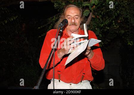 Brescia, Italien, September 18,2004, der Dichter der Beat Generation Jack Hirschman liest seine Poesie während seiner Performance in der Ausstellung "From Howe Stockfoto