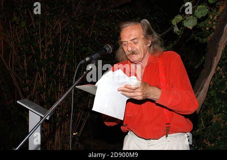 Brescia, Italien, September 18,2004, der Dichter der Beat Generation Jack Hirschman liest seine Poesie während seiner Performance in der Ausstellung "From Howe Stockfoto