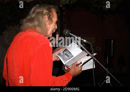 Brescia, Italien, September 18,2004, der Dichter der Beat Generation Jack Hirschman liest seine Poesie während seiner Performance in der Ausstellung "From Howe Stockfoto