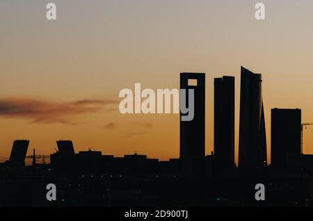 Sunset Finanzviertel von Cuatro Torres Türme Silhouette in Madrid, Spanien Stockfoto