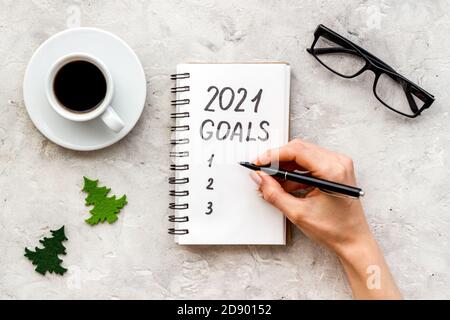 Inspiration Konzept - Neujahr Ziele in Notebook auf einem Tisch geschrieben, flach legen Stockfoto