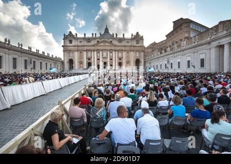 Rom, Italien. 14. Juni 2015: Der Papst Franziskus auf dem Petersplatz im Vatikan. Kirchlicher Kongress der Diözese Rom. Tausende von treuen gat Stockfoto